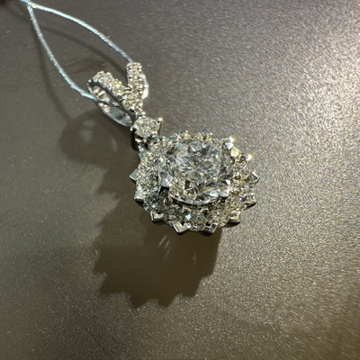 Handmade Luxury 18K Gold Diamond Pendant Necklace New Style Fashion Jewelry for Women Customized for Anniversary Wedding Banquet