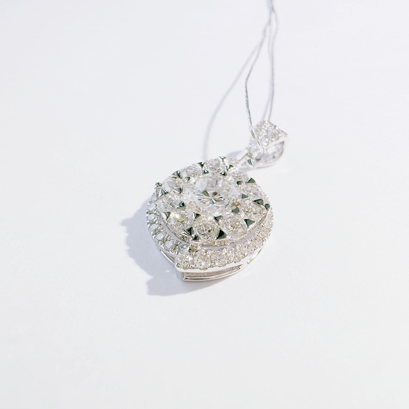 Handmade 18K Gold Luxury Pendant Dainty Diamond Cluster Fashion Jewelry for Women Customized for Anniversary Wedding Banquet