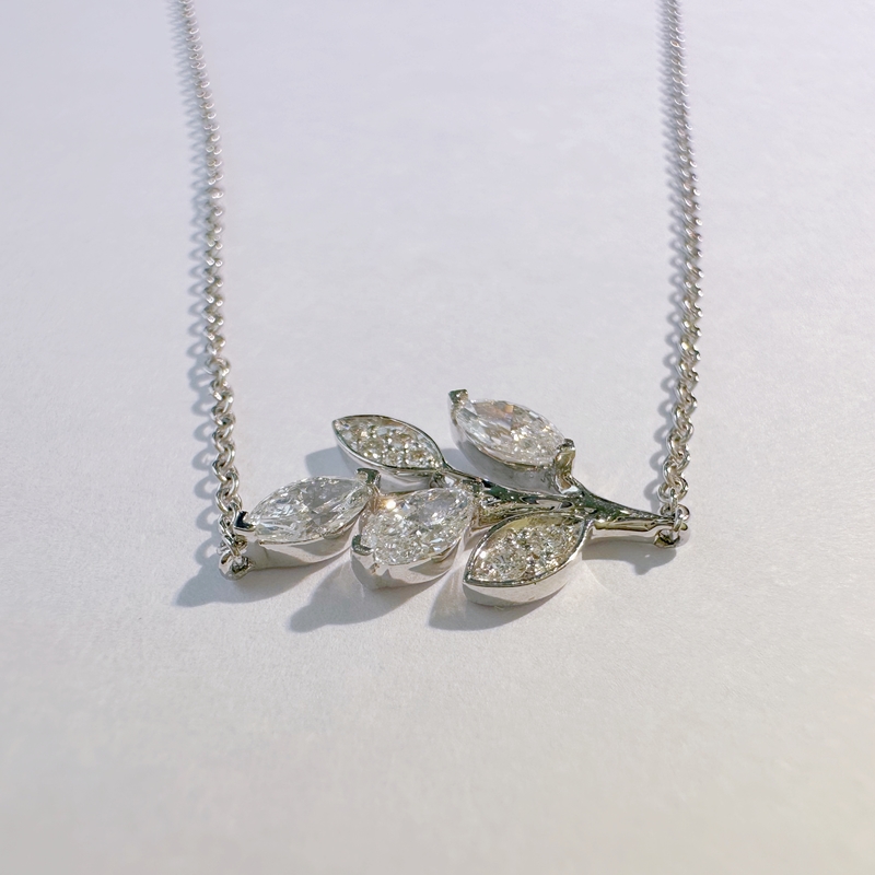 Handmade Luxury 18K Gold Leaf Pendant Necklace New Design Fashion Jewelry Women Customized Diamond Necklaces Anniversary Wedding